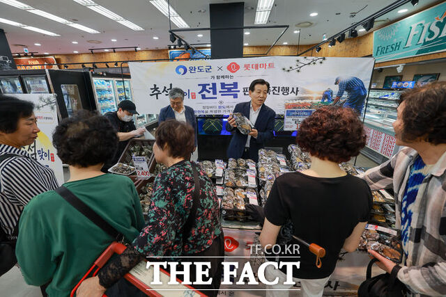김신 완도군수가 8일 전남광주 롯데마트 월드컵점에서 열린 전복 특판 행사장을 찾아 완도 전복의 우수성을 홍보하고 있다. /완도군