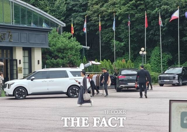 미래회 측 경호 인력이 출입 차량을 확인하고 있다. /이성락 기자