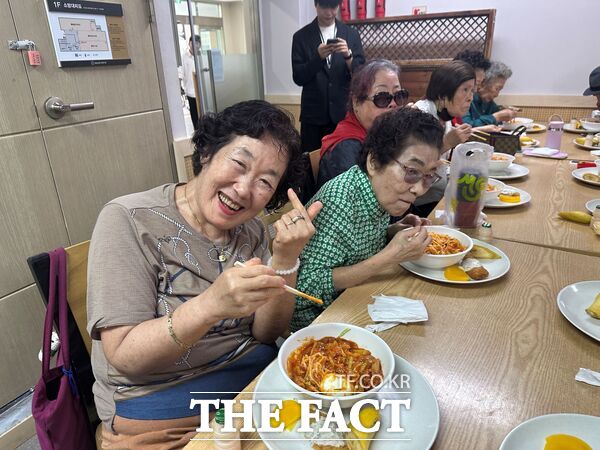 대전시 성심당 소속 품앗이 봉사단이 8일 '사랑 가득한 빨간 짜장의 날' 행사로 법동종합사회복지관 어르신들에게 특식을 제공했다. 복지관 어르신들이 감사의 마음으로 특식인 빨간 짜장을 맛있게 먹고 있다. /법동종합사회복지관