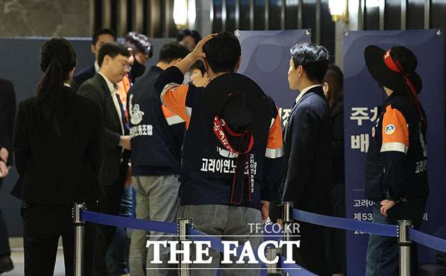 한국노총 전국금속노조연맹 소속 고려아연 노동조합원이 9일 오전 서울 용산구 몬드리안 서울이태원에서 열린 제53기 고려아연 임시주주총회에서 피켓을 들고 있다. /서예원 기자