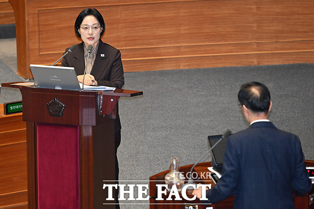 한성숙 국무총리(왼쪽)가 9일 오후 서울 여의도 국회에서 열린 본회의 정치 분야에 대한 대정부질문에서 이해식 더불어민주당 의원의 질의에 답하고 있다. /국회=남용희 기자