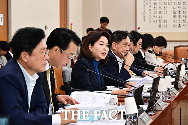 의사진행 발언하는 김민전 국민의힘 의원(왼쪽 세번째).