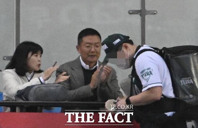 구연경 LG복지재단 대표와 윤관 BRV 대표가 지난해 3월 서울 송파구 잠실야구장에서 열린 2025 KBO리그 LG트윈스와 한화이글스의 경기를 관람하며 맥주를 구매하고 있다. /더팩트 DB