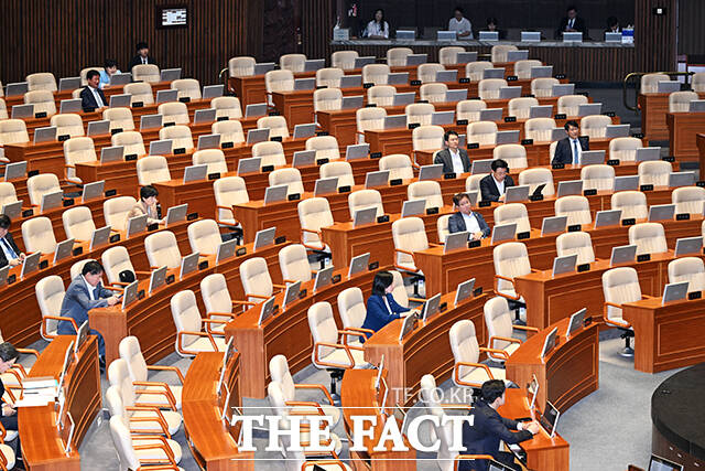 전용기 더불어민주당 의원이 9일 오후 서울 여의도 국회에서 열린 정치 분야 대정부 질문에 참석해 이진수 법무부 장관 직무대행에게 질의를 하는 가운데 많은 의석이 비어있다. /국회=배정한 기자