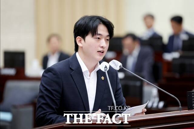 이범석 인천시의회 의원이 9일 열린 제313회 임시회 제2차 본회의에서 시정질문을 하고 있다. /인천시의회