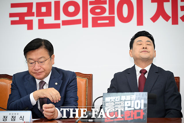 두 사람의 노선상 간극이 실제로 좁혀진 것인지 정기국회를 앞두고 내부 이견을 뒤로 미룬 것인지 관심이 쏠린다. 사진은 정점식 국민의힘 원내대표(왼쪽)와 장동혁 국민의힘 대표가 지난 6월18일 오전 서울 여의도 국회에서 열린 최고위원회의에서 생각에 잠겨 있는 모습. /서예원 기자