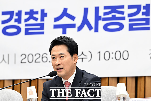 '국민안전-경찰 수사종결권 통제·개선 토론회' 참석해 기념촬영하는 장 대표(가운데)와 참석자들.