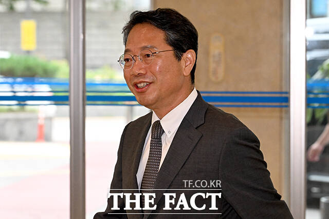 김승원 법무부 장관 후보자가 9일 오전 서울 종로구 현대적선빌딩에 마련된 후보자 인사청문회 준비 사무실로 출근하며 취재진의 질문에 답하고 있다. /박상민 기자