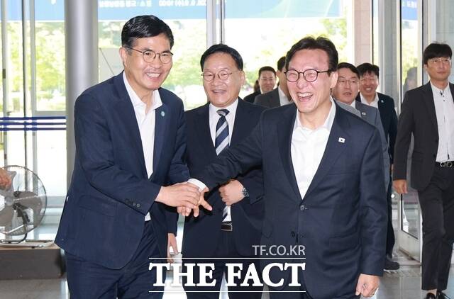 9일 전북도를 찾은 김민석 더불어민주당 당대표(오른쪽)와 이원택 전북도지사가 예산정책협의회를 갖기 위해 회의장으로 이동하고 있다. /전북도