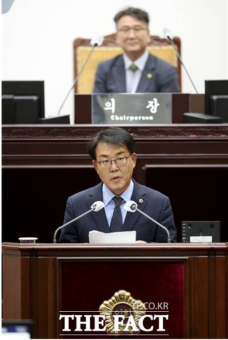 이수현 인천시의회 의원이 9일 열린 시의회 제313회 임시회 제2차 본회의에서 시정질문을 하고 있다./인천시의회