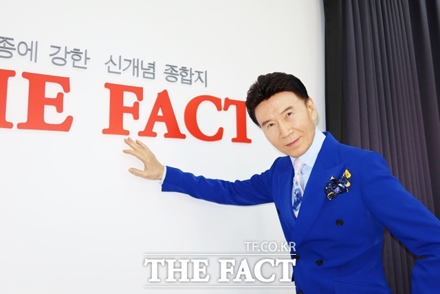 가수 강진이 최근 각종 트롯 오디션 프로그램을 통해 등장한 젊은 후배 가수들과 연달아 방송 무대에서 호흡하며 또 다른 전성기를 맞고 있다. 고전적이고 토속적인 정서에 짙은 향수를 머금은 그의 노래는 요란하게 시대를 좇기보다 사람들의 가슴에 오래 머무는 힘이 있다. /이상빈 기자