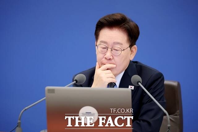 건산연에 따르면 건설산업의 청년 기피가 구조적 문제로 굳어지고 있다. 건설업 근로자 평균연령은 15년 새 7.4세 높아졌다. 사진은 이재명 대통령이 지난 1일 청와대에서 열린 국무회의에서 고심하고 있다. /청와대통신사진기자단·뉴시스