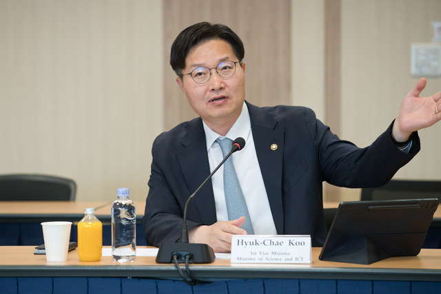 과학기술정보통신부 구혁채 제1차관은 10일 열린 국가기본지질도 완간 기념식에서 지질조사의 국가적 과업을 완수한 연구원들을 격려했다. /과학기술정보통신부