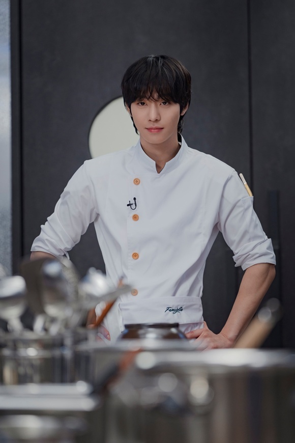 배우 안효섭이 JTBC 새 토일드라마 '파이널 테이블'로 데뷔 후 첫 셰프 연기에 도전한다. /SLL, ㈜비에이엔터테인먼트, 영화사두중