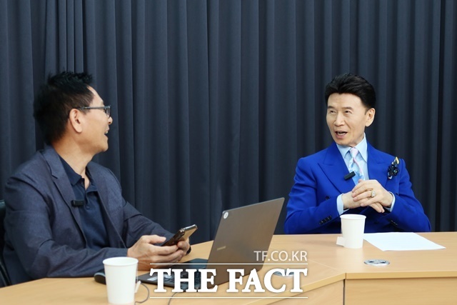 '땡벌'로 인생곡을 만나고, 후배들이 가장 닮고 싶어 하는 히트곡 부자로 자리매김한 트롯 전설 강진을, 9일 오후 서울 상암동 더팩트 스튜디오에 초대해, [강일홍의 스페셜영상인터뷰]로 그의 음악 인생과 무대 밖 이야기를 직접 들어봤다. /이상빈 기자