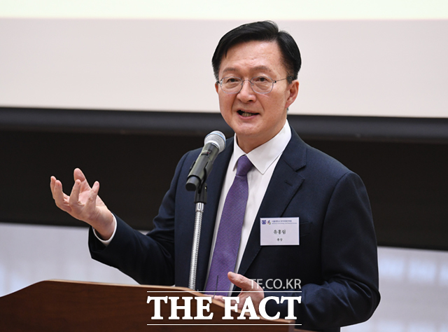 유홍림 서울대학교 총장이 지난 2024년 3월 서울대 우석경제관에서 열린 국가미래전략원 개원 2주년 기념 대담회에 참석해 축사를 하고 있는 모습. /이새롬 기자