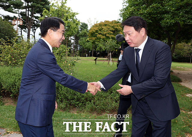 조정식 국회의장(왼쪽)에게 경제계 제언 전달하는 최태원 회장.