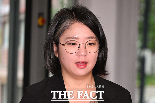 용혜인 후보자가 엘리베이터를 기다리고 있다.