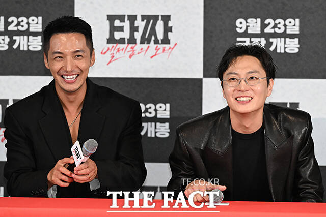 배우 변요한(왼쪽)과 노재원이 9일 오후 서울 용산구 CGV 용산아이파크몰에서 열린 영화 '타짜: 벨제붑의 노래' 언론 시사회 및 기자간담회에 참석해 포즈를 취하고 있다. /김성렬 기자