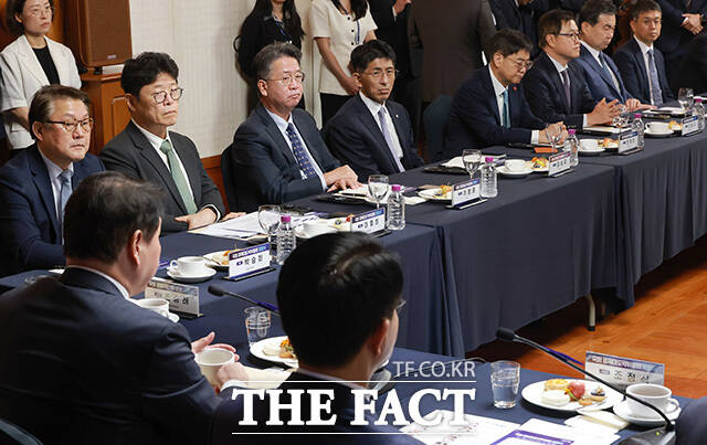 조정식 국회의장(왼쪽)에게 경제계 제언 전달하는 최태원 회장.