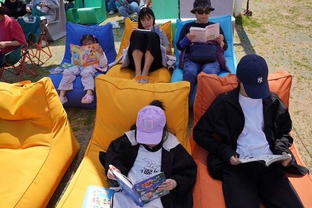 서울시가 오는 12일부터 다음 달 31일까지 매주 토요일 여의도한강공원 멀티플라자에서 책을 읽고 공연과 체험 프로그램도 즐길 수 있는 하반기 '책읽는 한강공원'을 운영한다고 9일 밝혔다. /서울시