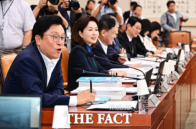 의사진행 발언하는 박형수 국민의힘 의원(왼쪽).