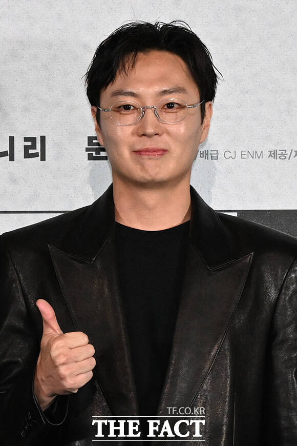 배우 변요한과 최국희 감독, 배우 노재원(왼쪽부터)이 9일 오후 서울 용산구 CGV 용산아이파크몰에서 열린 영화 '타짜: 벨제붑의 노래' 언론 시사회 및 기자간담회에 참석해 포즈를 취하고 있다. /김성렬 기자