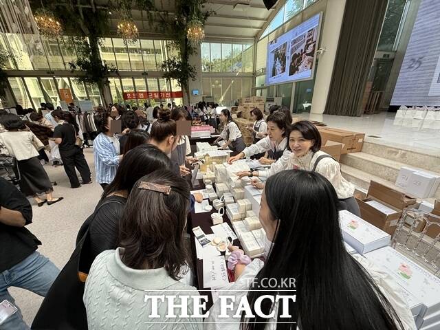 미래회 멤버들이 물품을 판매하고 있다. /이윤경 기자