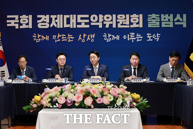 조정식 국회의장(왼쪽)에게 경제계 제언 전달하는 최태원 회장.