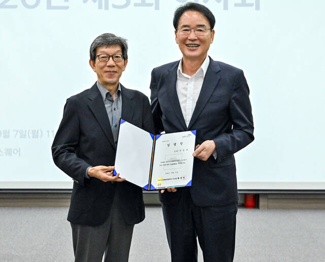 박정록(왼쪽) 신임 영주문화관광재단 대표이사가 황병직 이사장(영주시장)으로부터 임명장을 받고 있다. /영주시