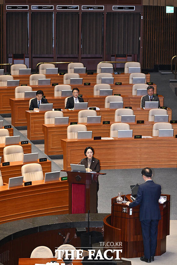 정치 분야에 대한 대정부질문에서 의원 질의에 답하는 한 총리.