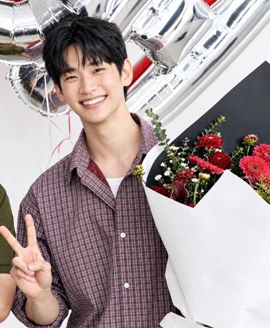 카톡도, 음성도 가짜였다. 김수현을 1년 4개월 넘게 따라다닌 이른바 미성년자 그루밍 의혹 수사가 사실상 최종 종결됐다. 김수현의 활동 재개, 그리고 무려 600억 원대 제작비가 투입된 것으로 알려진 디즈니+ 넉오프의 공개 시점에 관심이 모아지고 있다. /벤찬 인스타 캡처