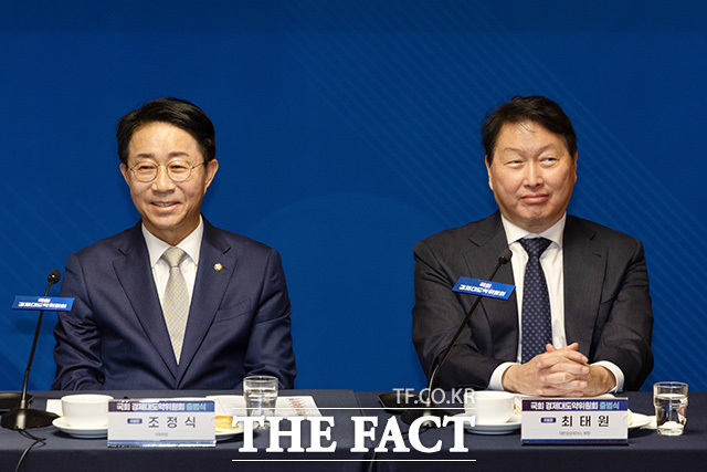 조정식 국회의장(왼쪽)에게 경제계 제언 전달하는 최태원 회장.