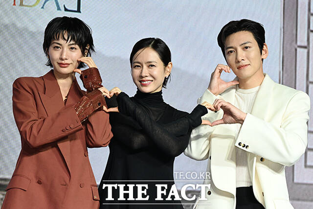배우 나나와 정지우 감독, 배우 지창욱과 손예진(왼쪽부터)이 9일 오전 서울 종로구 JW 메리어트 동대문 스퀘어에서 열린 넷플릭스 오리지널 시리즈 '스캔들' 제작발표회에 참석해 포즈를 취하고 있다. /김성렬 기자