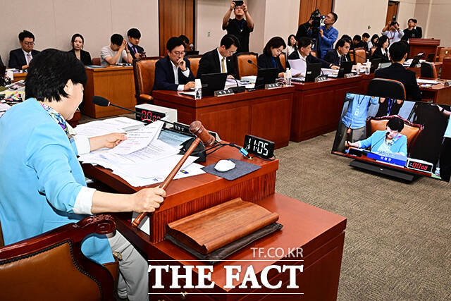 안건 의결하는 서영교 법사위원장.