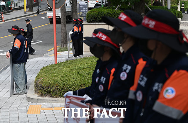 한국노총 전국금속노조연맹 소속 고려아연 노동조합원이 9일 오전 서울 용산구 몬드리안 서울이태원에서 열린 제53기 고려아연 임시주주총회에서 피켓을 들고 있다. /서예원 기자