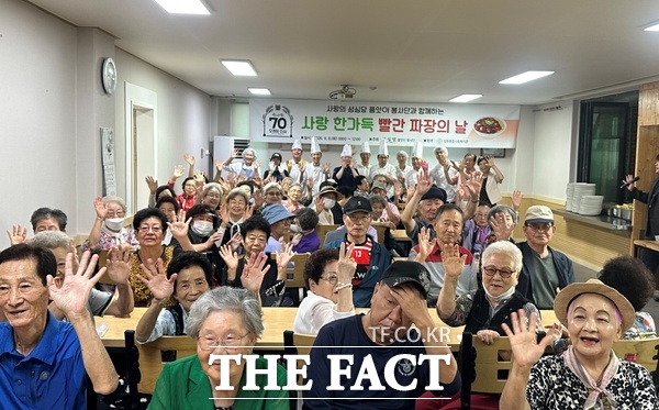 대전 성심당 소속 품앗이 봉사단이 8일 '사랑 가득한 빨간 짜장의 날' 행사로 법동종합사회복지관 어르신들에게 특식을 제공했다. /법동종합사회복지관