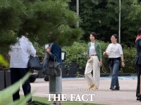  노소영, 미래회 바자회 참석…재산분할 질문에 '코 찡긋·묵묵부답'