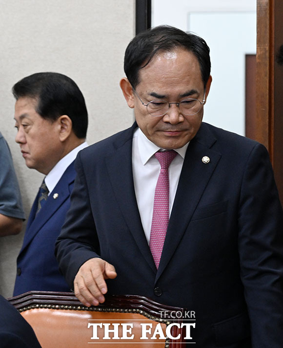 김병주 국회 국방위 더불어민주당 간사(왼쪽)와 임종득 국회 국방위 국민의힘 간사가 국방위원회 전체회의에서 증인 채택 협의를 위해 논의를 마치고 자리로 돌아오고 있다.