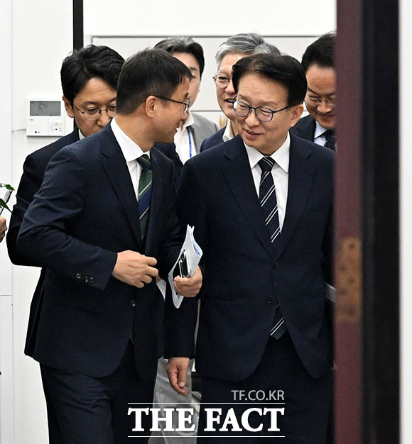 한병도 더불어민주당 원내대표(왼쪽)와 권칠승 더불어민주당 정책위의장이 정책조정회의에서 참석하고 있다.