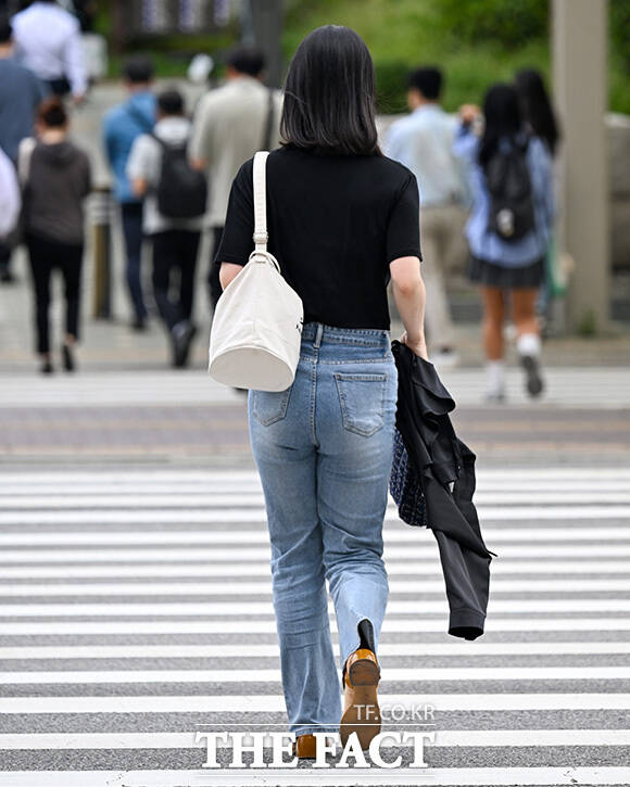 여의도역 인근 건널목에서 긴 옷을 입은 시민들이 발걸음을 재촉하고 있다.