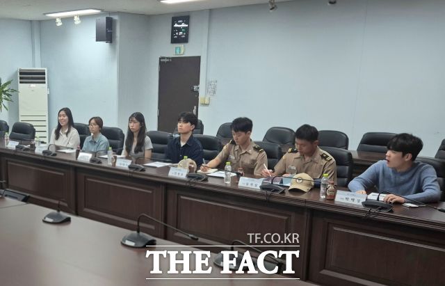 부산항 사람들 제1기 학생기자단이 10일 오후 부산 중구 부산항 사람들 추진위원회 사무실에서 기자단 활동 관련 논의를 하고 있다. /부산항 사람들 추진위원회