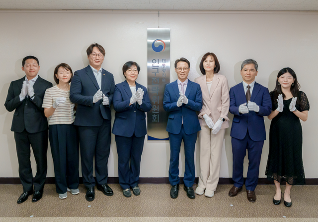 저출산고령사회위원회가 확대 개편된 인구전략위원회가 새로 출범했다. 사진은 10일 정부서울청사 8층 인구전략위원회 사무실에서 김진오 인구전략위원회 부위원장(왼쪽 5번째) 등이 현판식을 열고 업무를 시작했다.
