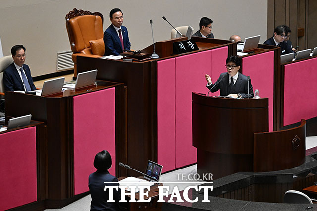 발언대기석 향하는 한동훈 무소속 의원(왼쪽)과 이기헌 더불어민주당 의원의 질의에 답변하는 한성숙 국무총리.