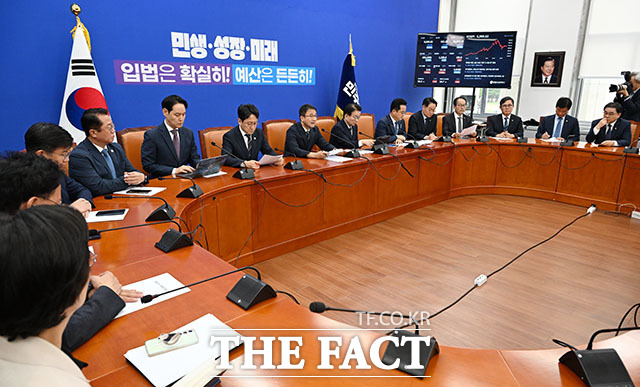 한병도 더불어민주당 원내대표(왼쪽)와 권칠승 더불어민주당 정책위의장이 정책조정회의에서 참석하고 있다.