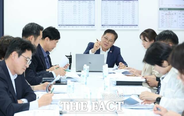 10일 전주시청 3층 대회의실에서 조지훈 전주시장, 윤동욱 부시장, 각 실·국장, 인구정책 전문가 등이 참석한 가운데 인구 감소 위기 대응 토론회가 열려 인구정책 추진 방향과 대응 계획을 논의하고 있다. /전주시