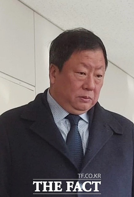페이퍼컴퍼니를 이용해 회삿돈을 횡령하는 과정에서 500억 원대 허위 세금계산서를 발급한 혐의로 기소된 전인장 전 삼양식품 회장이 징역형의 집행유예를 확정받았다. /더팩트 DB