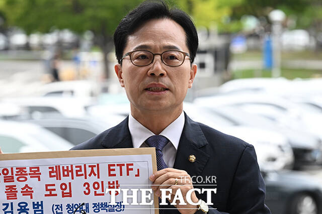 김태규 국민의힘 법률자문위원장(왼쪽)과 윤용근 의원이 10일 오전 경기 과천시 고위공직자범죄수사처 민원실 앞에서 김용범 전 청와대 정책실장과 이찬진 금융감독원장, 이억원 금융위원장에 대한 특정경제범죄 가중처벌 등에 관한 법률 위반 및 부정척탁 및 금품등 수수의 금지에 관한 법률 등 위반 혐의로 고발장을 접수하기에 앞서 입장을 밝히고 있다. /과천=김성렬 기자