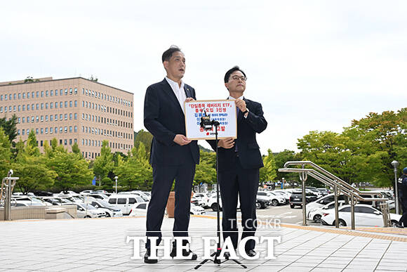 김태규 국민의힘 법률자문위원장(왼쪽)과 윤용근 의원이 10일 오전 경기 과천시 고위공직자범죄수사처 민원실 앞에서 김용범 전 청와대 정책실장과 이찬진 금융감독원장, 이억원 금융위원장에 대한 특정경제범죄 가중처벌 등에 관한 법률 위반 및 부정척탁 및 금품등 수수의 금지에 관한 법률 등 위반 혐의로 고발장을 접수하기에 앞서 입장을 밝히고 있다. /과천=김성렬 기자