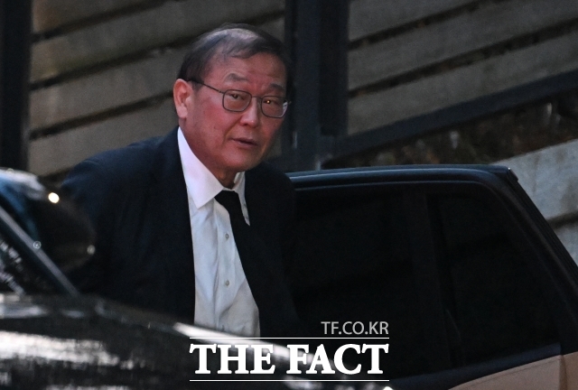 고 정주영 현대그룹 명예회장의 22주기를 맞아 범현대가(家)가 20일 오후 서울 종로구 정 명예회장의 옛 청운동 자택에 모인 가운데 정몽원 HL그룹 회장이 발길을 옮기는 모습. / 더팩트 DB